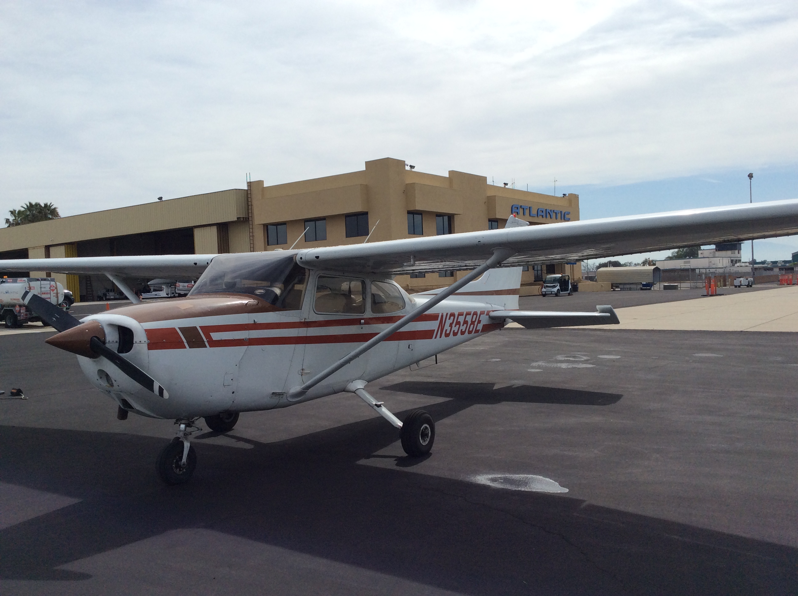 N3558E Exterior Bakersfield Flying Club